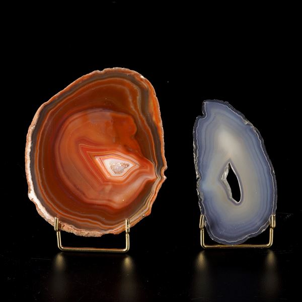 Due eleganti sezioni di agata rossa (con quarzo citrino al centro) e grigia