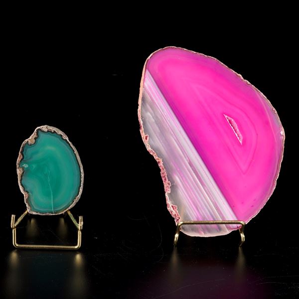Due eleganti sezioni di agata fucsia e verde.