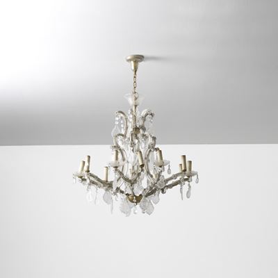 Lampadario a dodici luci, struttura in metallo con bracci mossi biforcati e decoro a gocce, XX se...