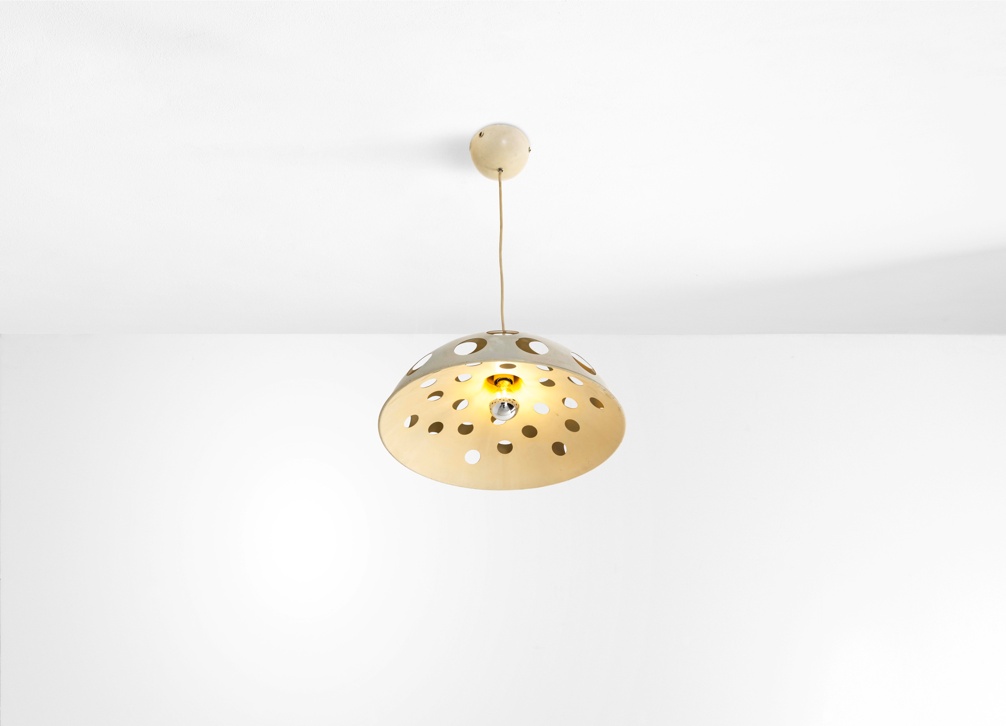 Gino Sarfatti - Lampada a sospensione mod. 2131, alluminio laccato microforato, 1969