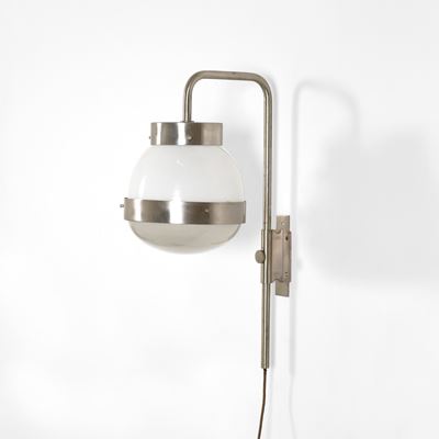 Lampada da parete mod. Delta, ottone nichelato e vetro opalino, 1960
