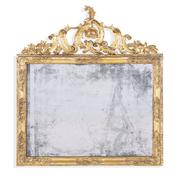 Specchiera con cornice in legno intagliato e dorato. XVIII secolo