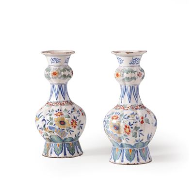 Manifattura De Paeuw (D. PAW), Coppia di vasi in maiolica Delft, XIX secolo