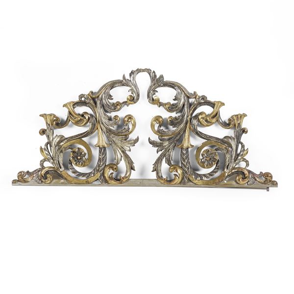 Testata da letto composta da due antichi fregi in legno intagliato, dorato e argentato