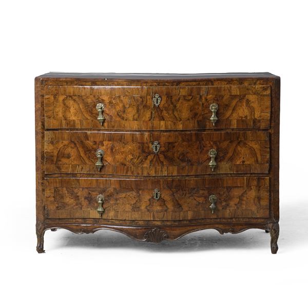 Comò in legno impiallacciato di radica di noce. XVIII secolo