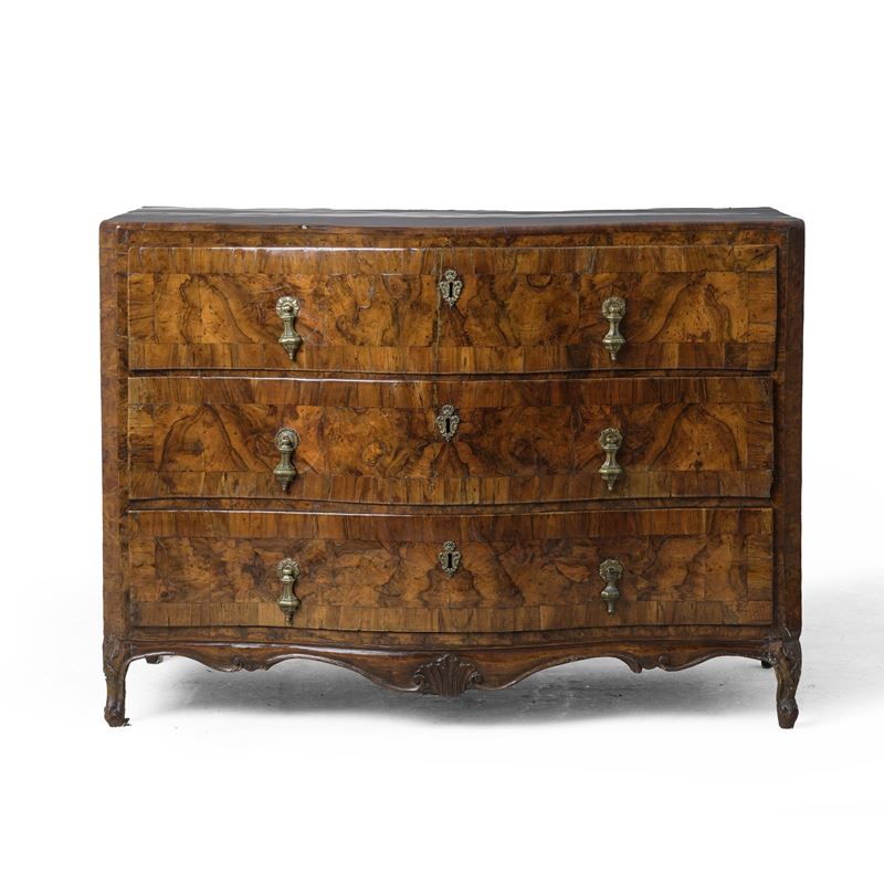 Comò in legno impiallacciato di radica di noce. XVIII secolo