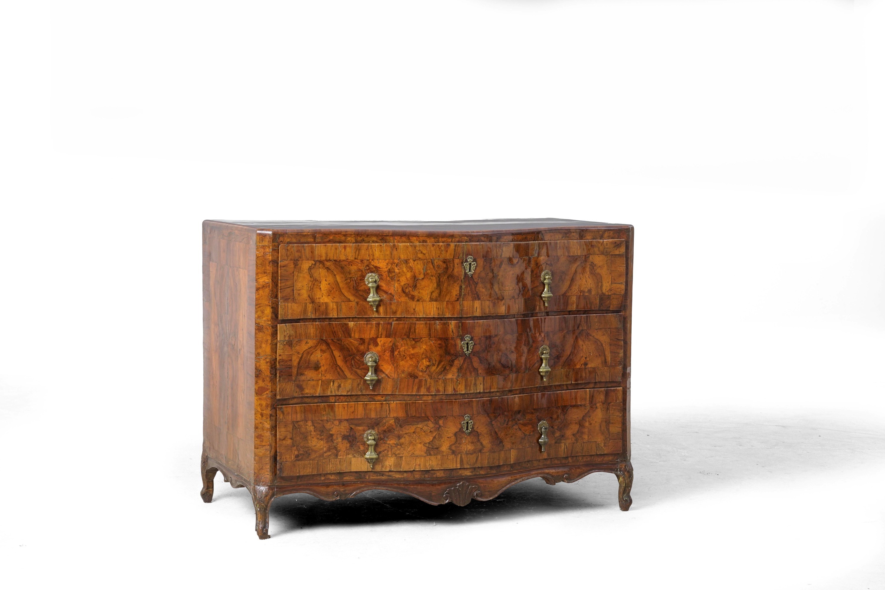 Comò in legno impiallacciato di radica di noce. XVIII secolo