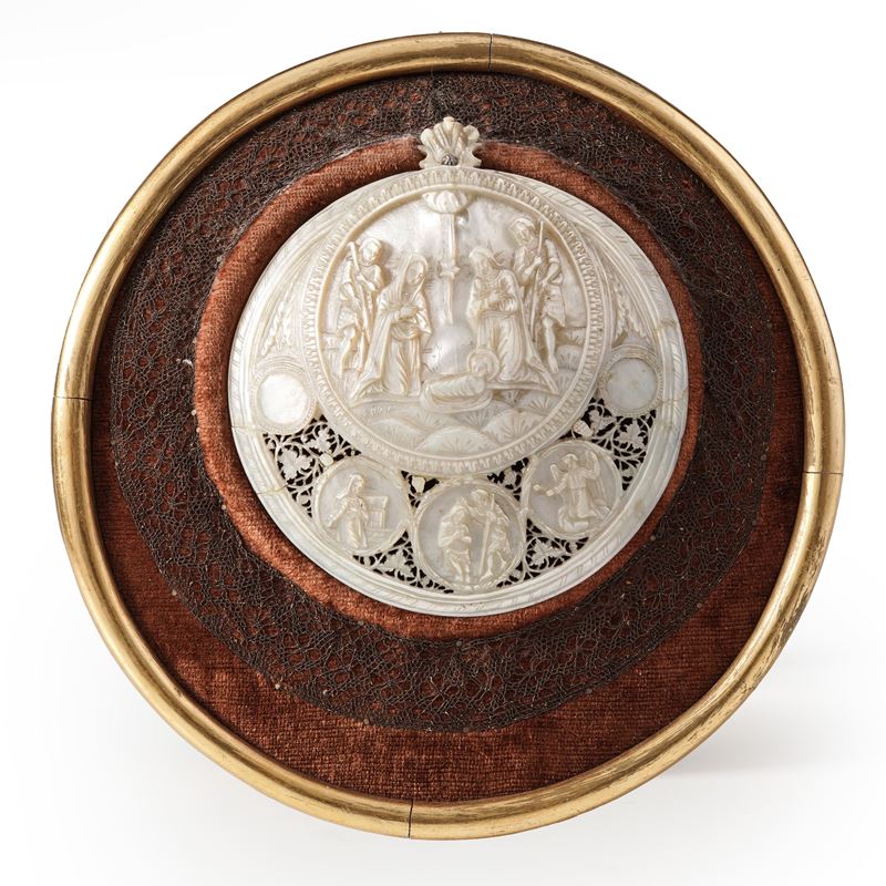 Medaglione in madreperla incisa e traforata  - Asta Antiquariato - Cambi Casa d'Aste