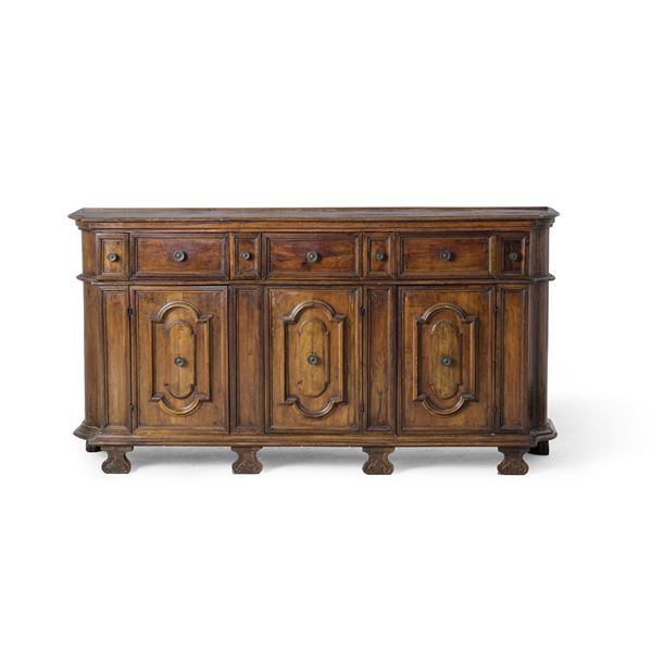 Credenza in legno tinto noce a tre ante e tre cassetti. Lombardia XVIII secolo