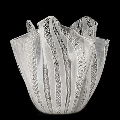 Vaso a fazzoletto in vetro soffiato con decoro zanfirico lattimo (Murano, 1970 ca.)