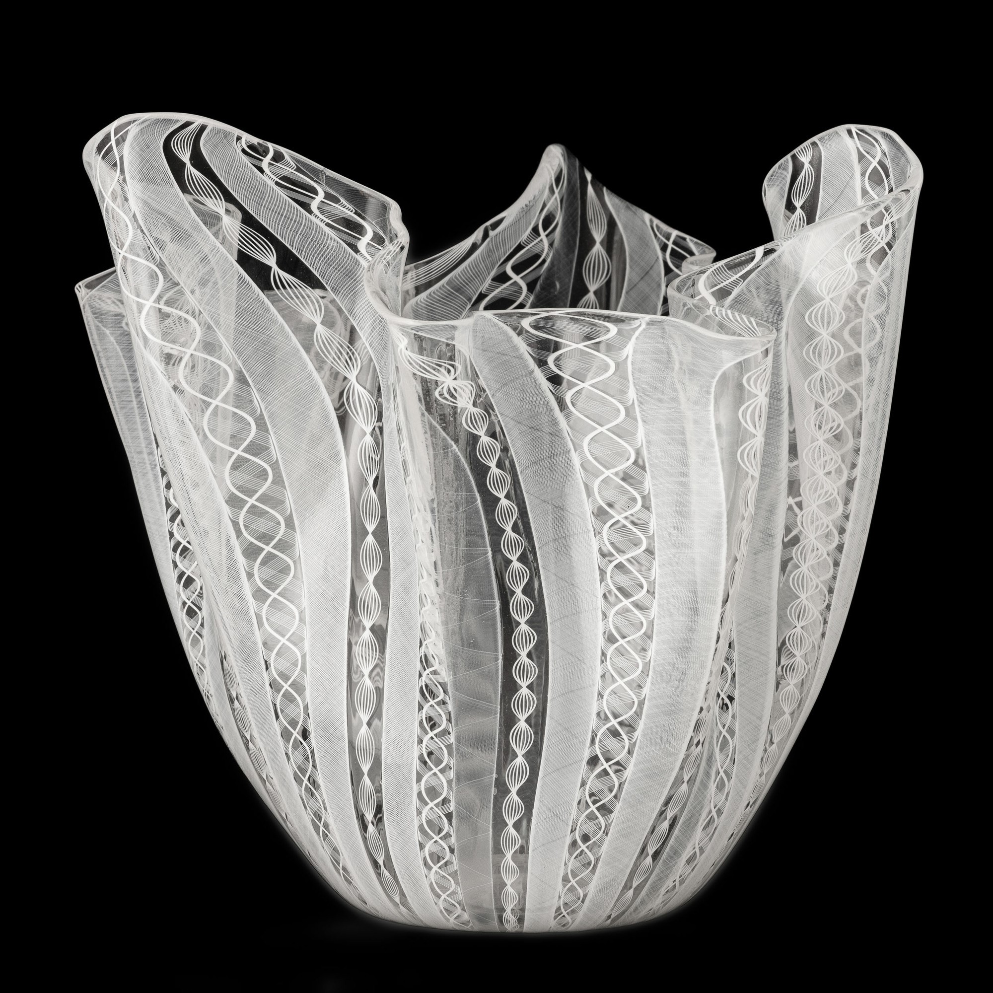 Fulvio Bianconi - Vaso a fazzoletto in vetro soffiato con decoro zanfirico lattimo (Murano, 1970 ...