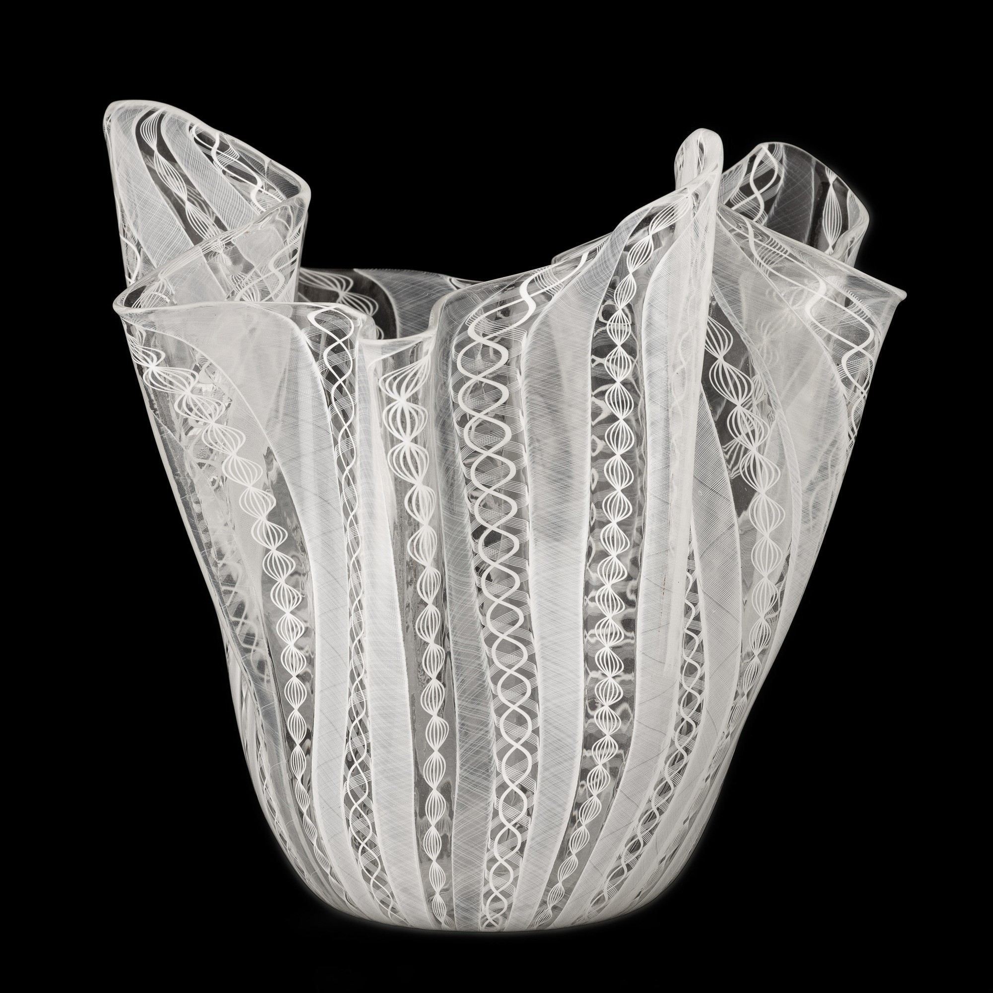 Fulvio Bianconi - Vaso a fazzoletto in vetro soffiato con decoro zanfirico lattimo (Murano, 1970 ...