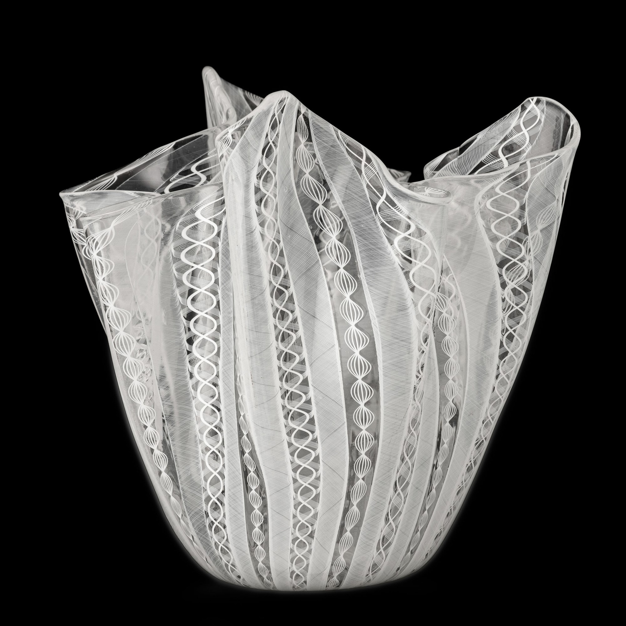Fulvio Bianconi - Vaso a fazzoletto in vetro soffiato con decoro zanfirico lattimo (Murano, 1970 ...