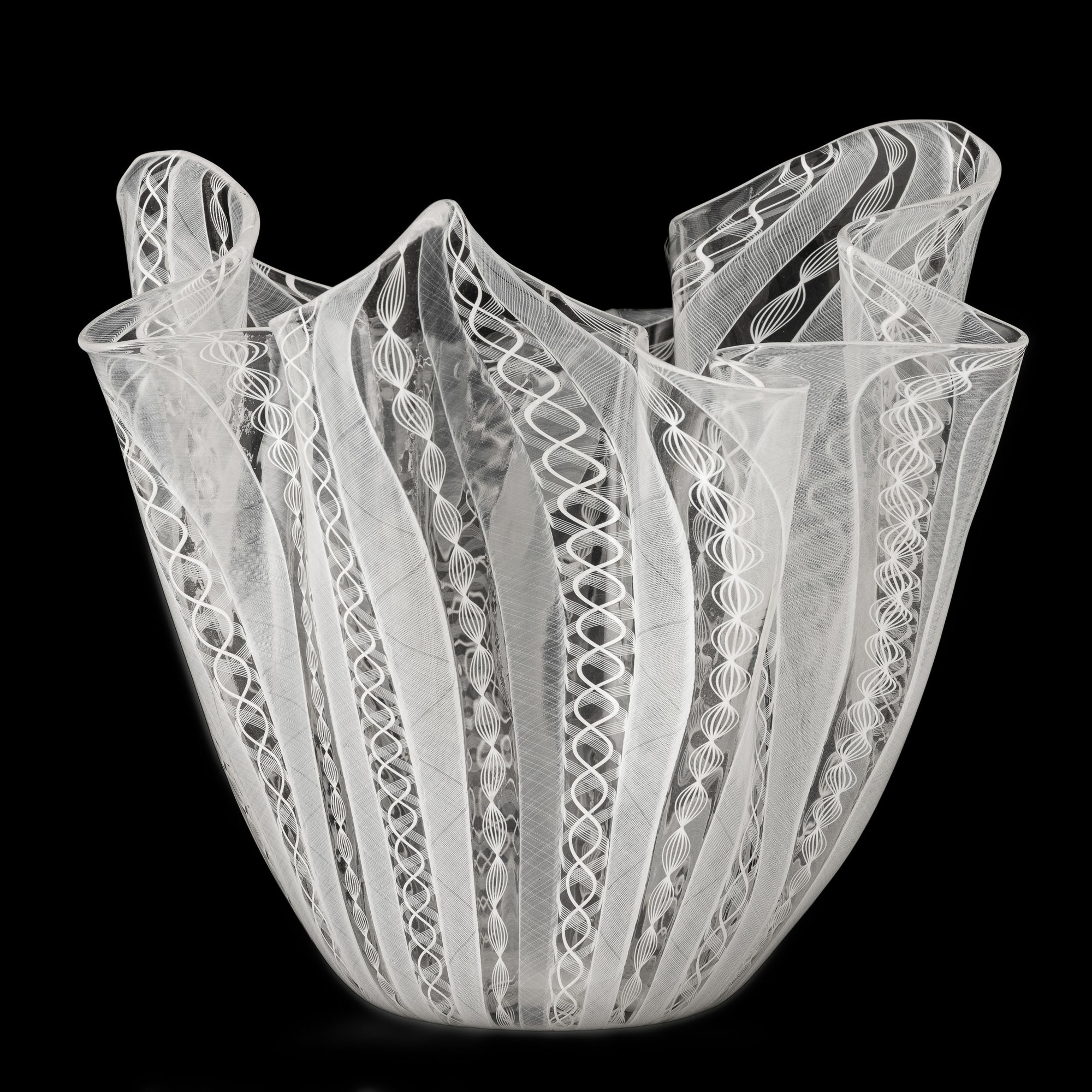 Fulvio Bianconi - Vaso a fazzoletto in vetro soffiato con decoro zanfirico lattimo (Murano, 1970 ...