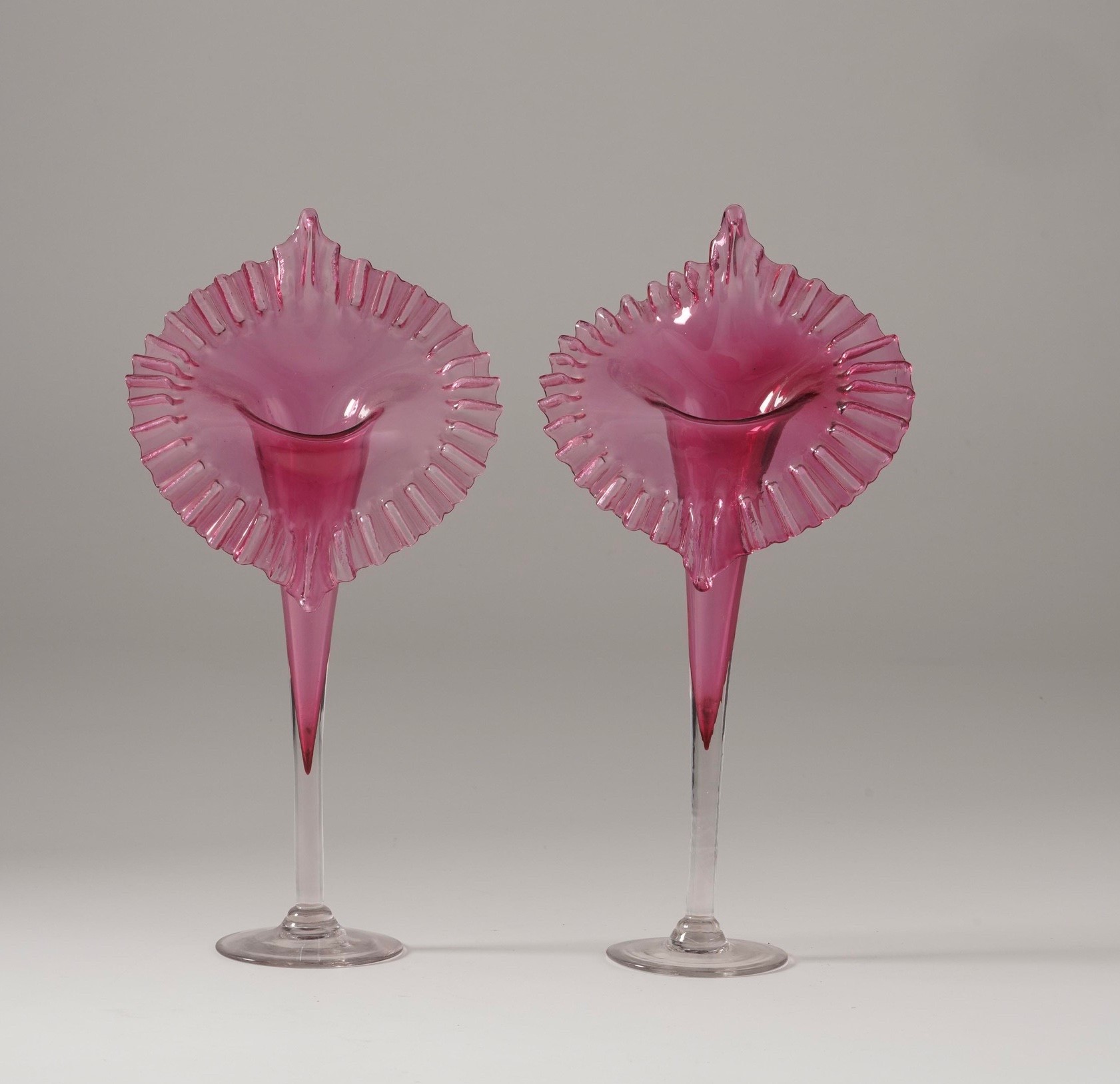 Probabilmente Murano, Coppia di calici in vetro color magenta, XX secolo