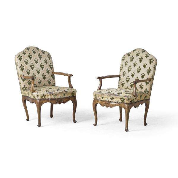 Coppia di poltrone in noce. XVIII secolo