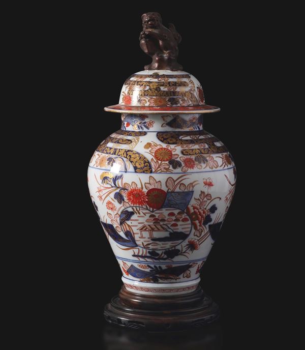Potiche in porcellana Samson stile Imari con scena paesaggistica entro riserva e decori a motivi floreali, presa del coperchio a foggia di Cane di Pho, Francia, XIX secolo