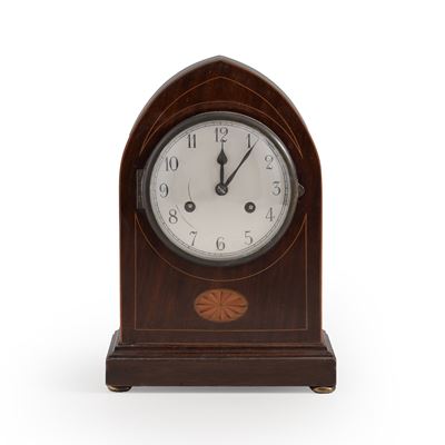 Orologio da tavolo in mogano intarsiato, quadrante in smalto bianco con numeri arabi (XIX-XX seco...