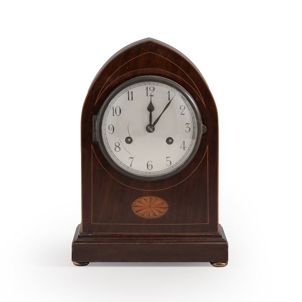 Orologio da tavolo in mogona intasiato. XIX-XX secolo