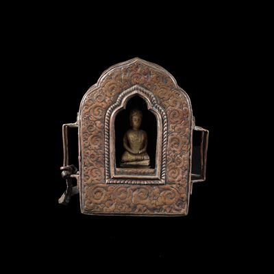 Edicola portatile tibetana, rame con Buddha di legno dorato, XIX-XX secolo