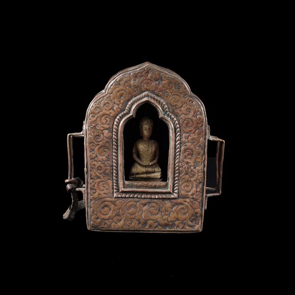 Edicola portatile tibetana in rame con all'interno piccolo Budda di legno dorato. XIX-XX secolo