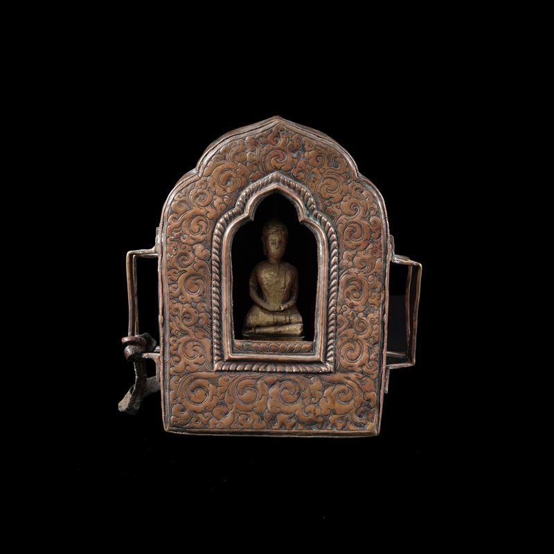 Edicola portatile tibetana in rame con all'interno piccolo Budda di legno dorato. XIX-XX secolo  - Asta Antiquariato - Cambi Casa d'Aste