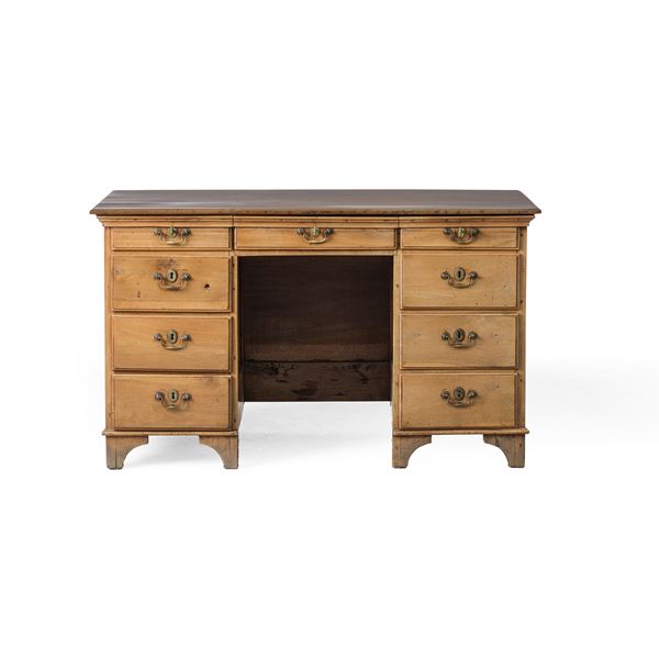 Scrivania di legno tinto noce con nove cassetti, fine XIX secolo