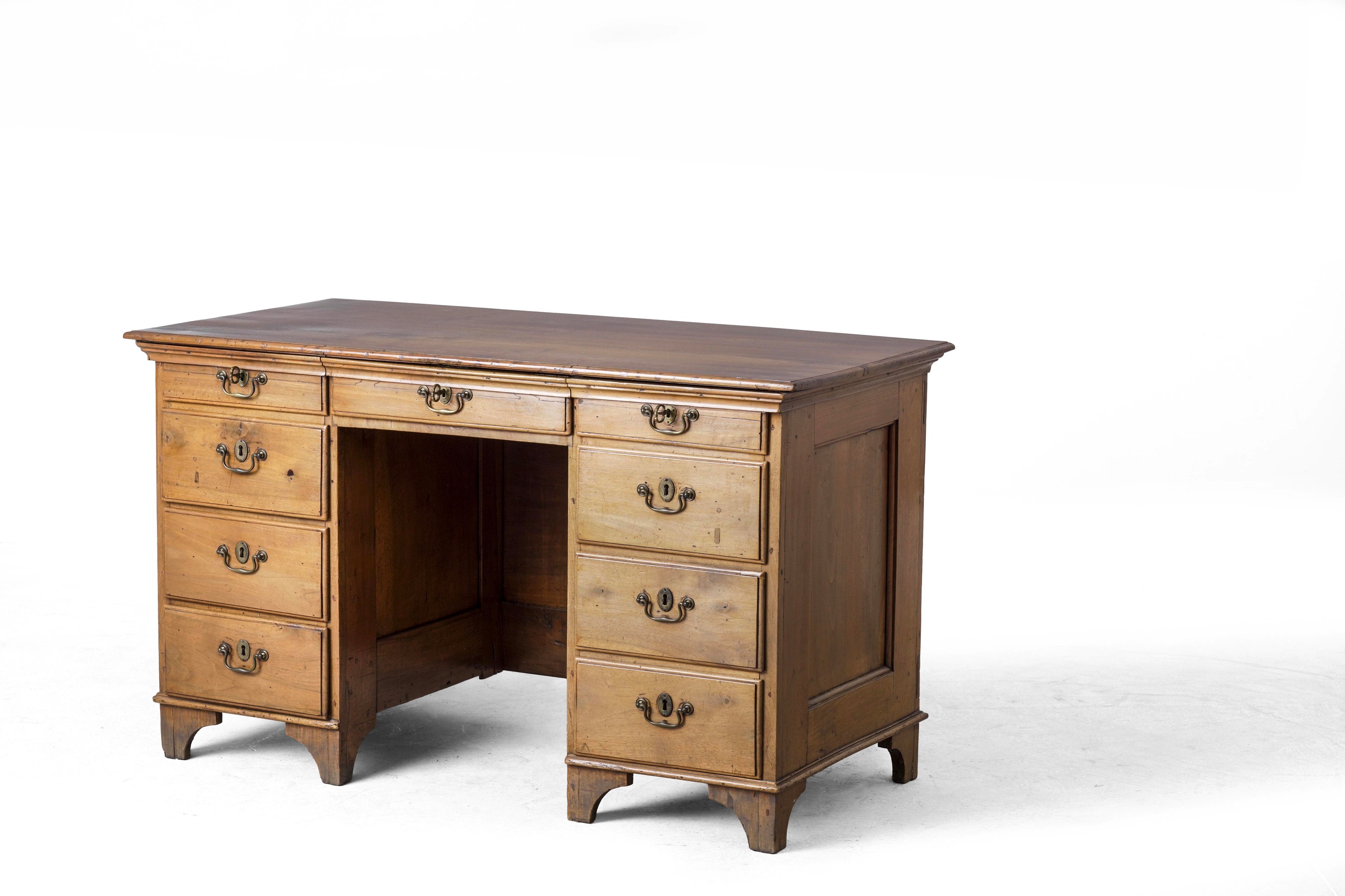 Scrivania, legno tinto noce con nove cassetti, fine XIX secolo