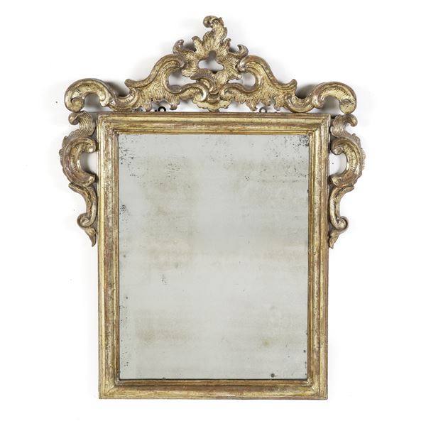 Specchiera con cornice in legno intagliato e dorato. XVIII secolo
