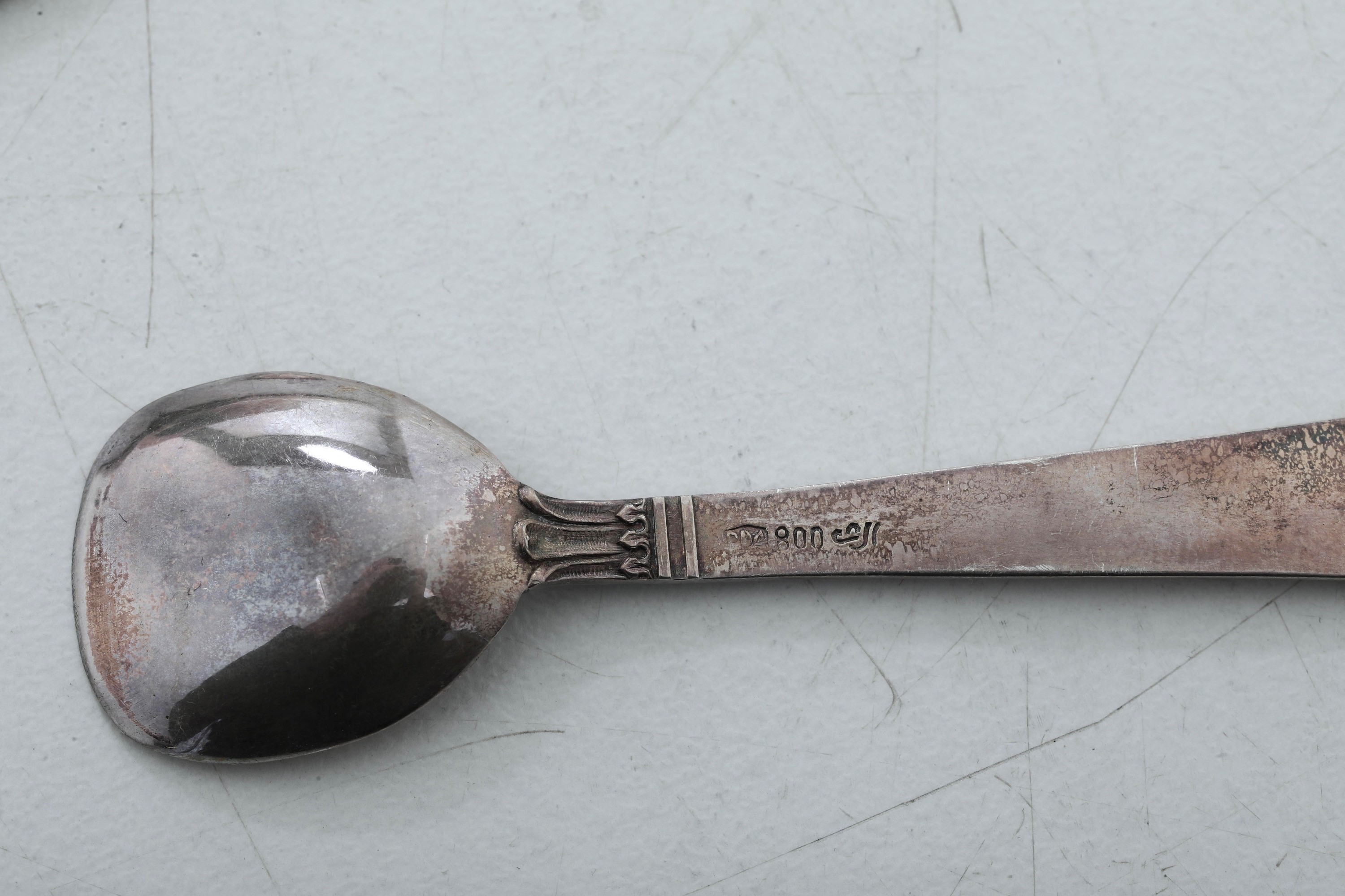 Petruzzi & Branca (argentiere), Coppia di piattini in argento fuso e sagomato con inserti in vetr...