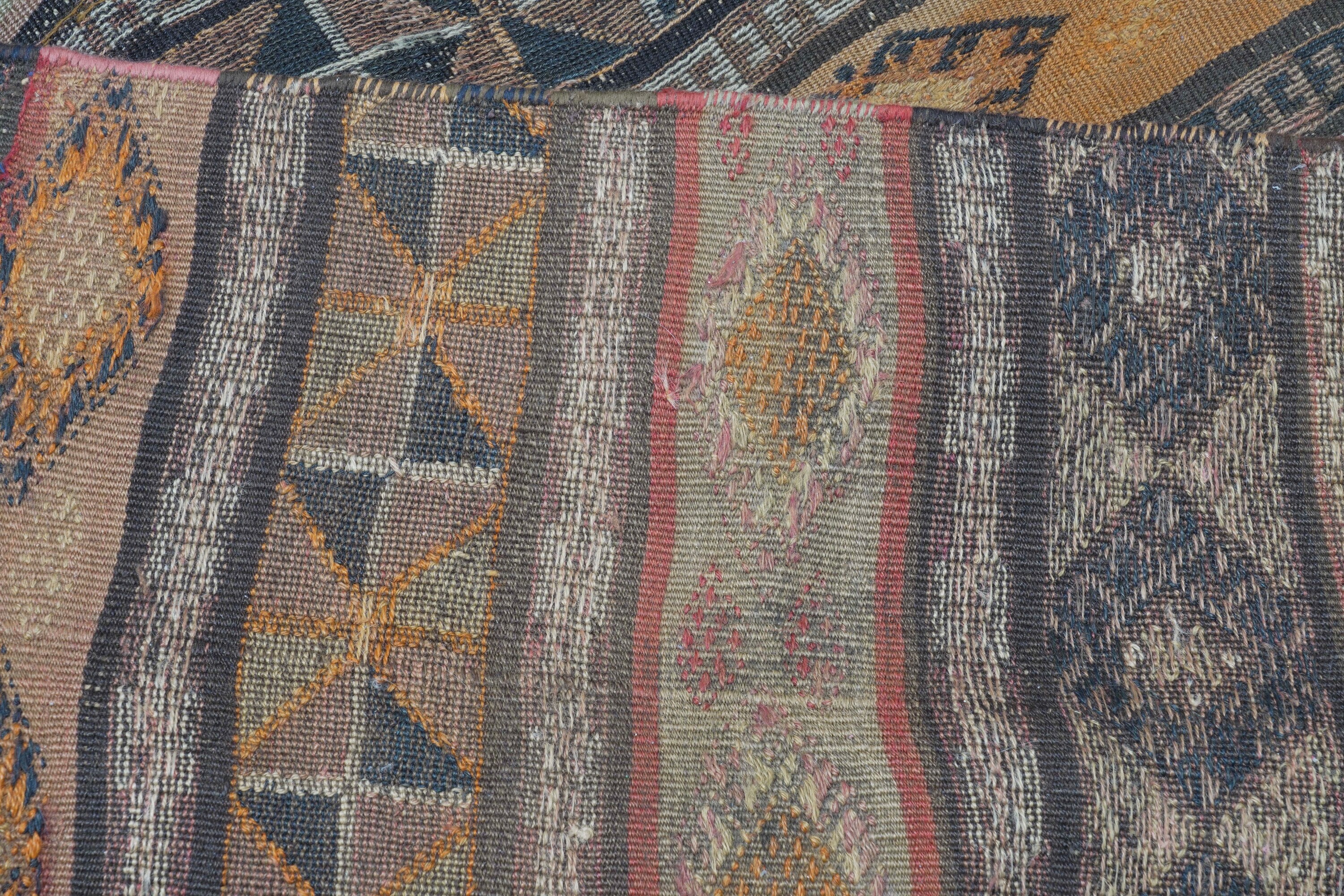 Tappeto del Turkmenistan, parte a kilim e parte a ricamo, inizio XX secolo