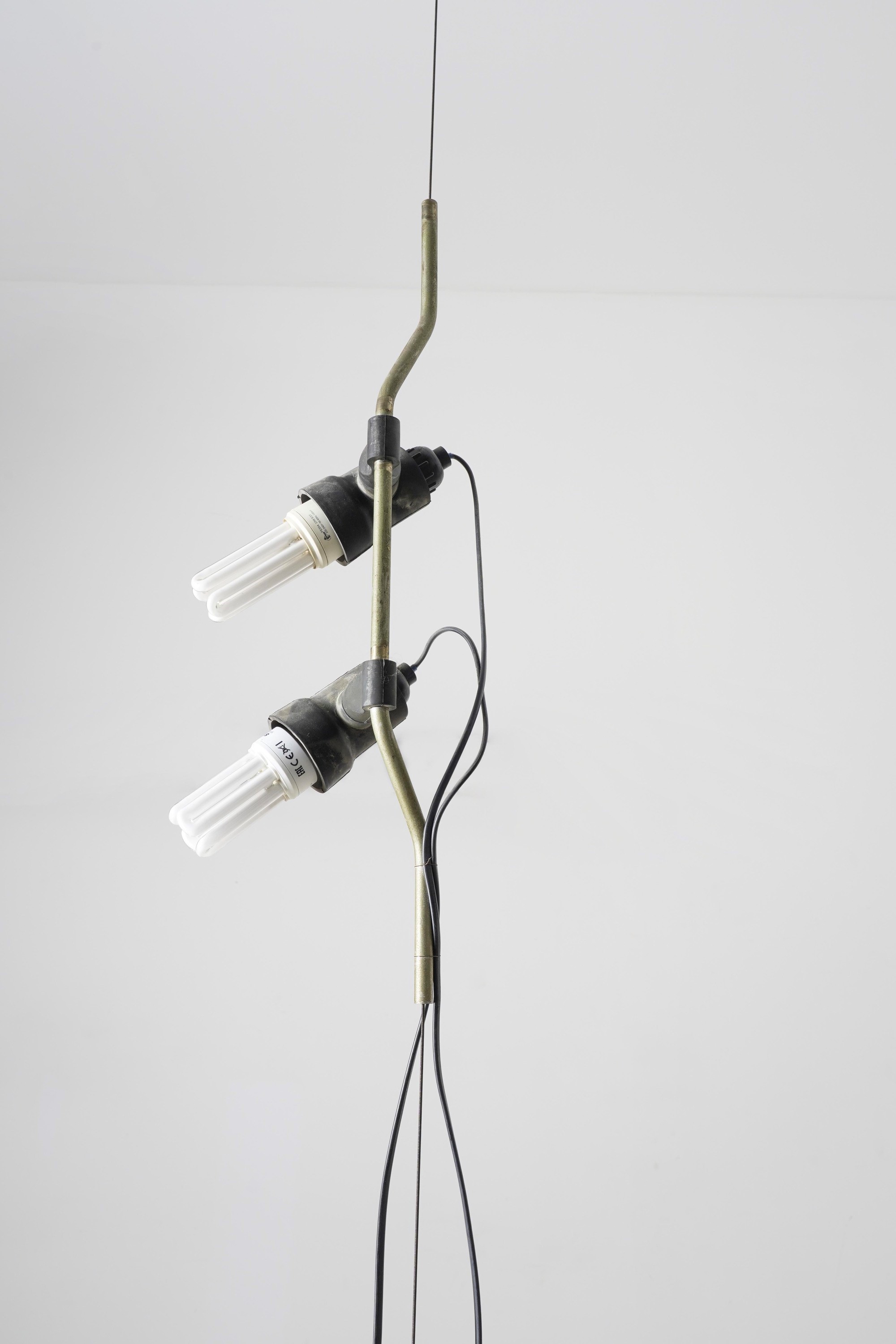 Achille Castiglioni - Lampada cielo terra modello Parentesi, metallo e filo d'acciaio, Italia, ci...