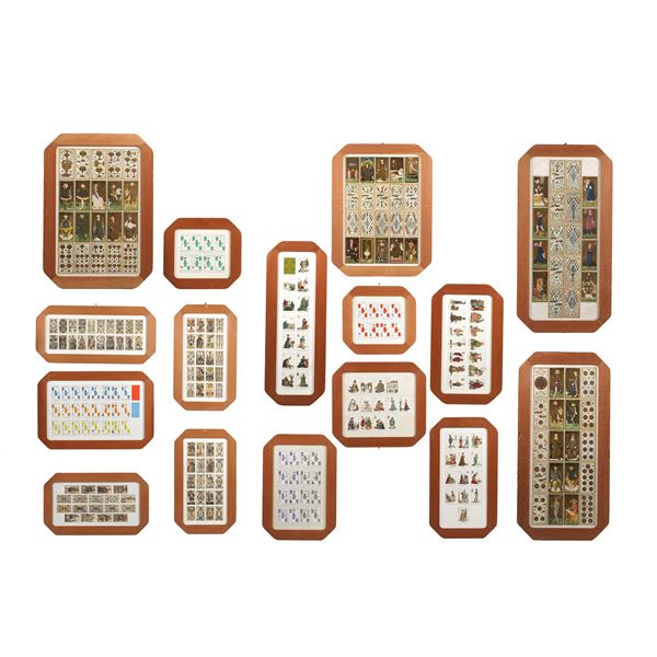 Sedici cornici con carte dei tarocchi