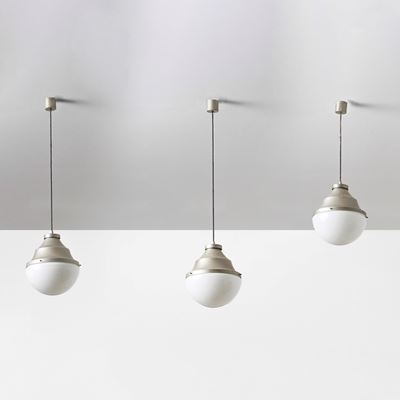 Lampade a sospensione, struttura in metallo e diffusori in vetro opalino (produzione italiana, ci...