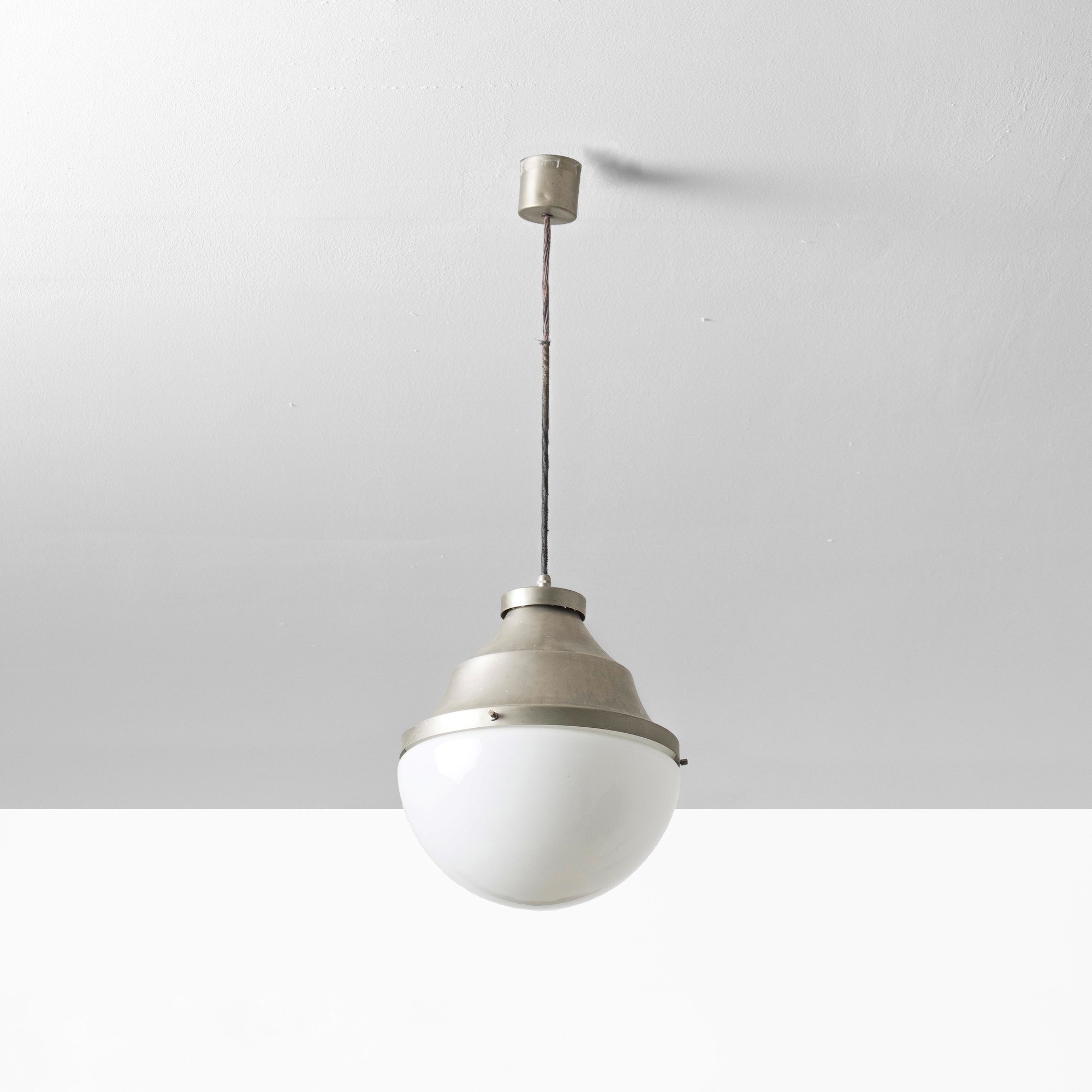 Lampade a sospensione, struttura in metallo e diffusori in vetro opalino (produzione italiana, ci...