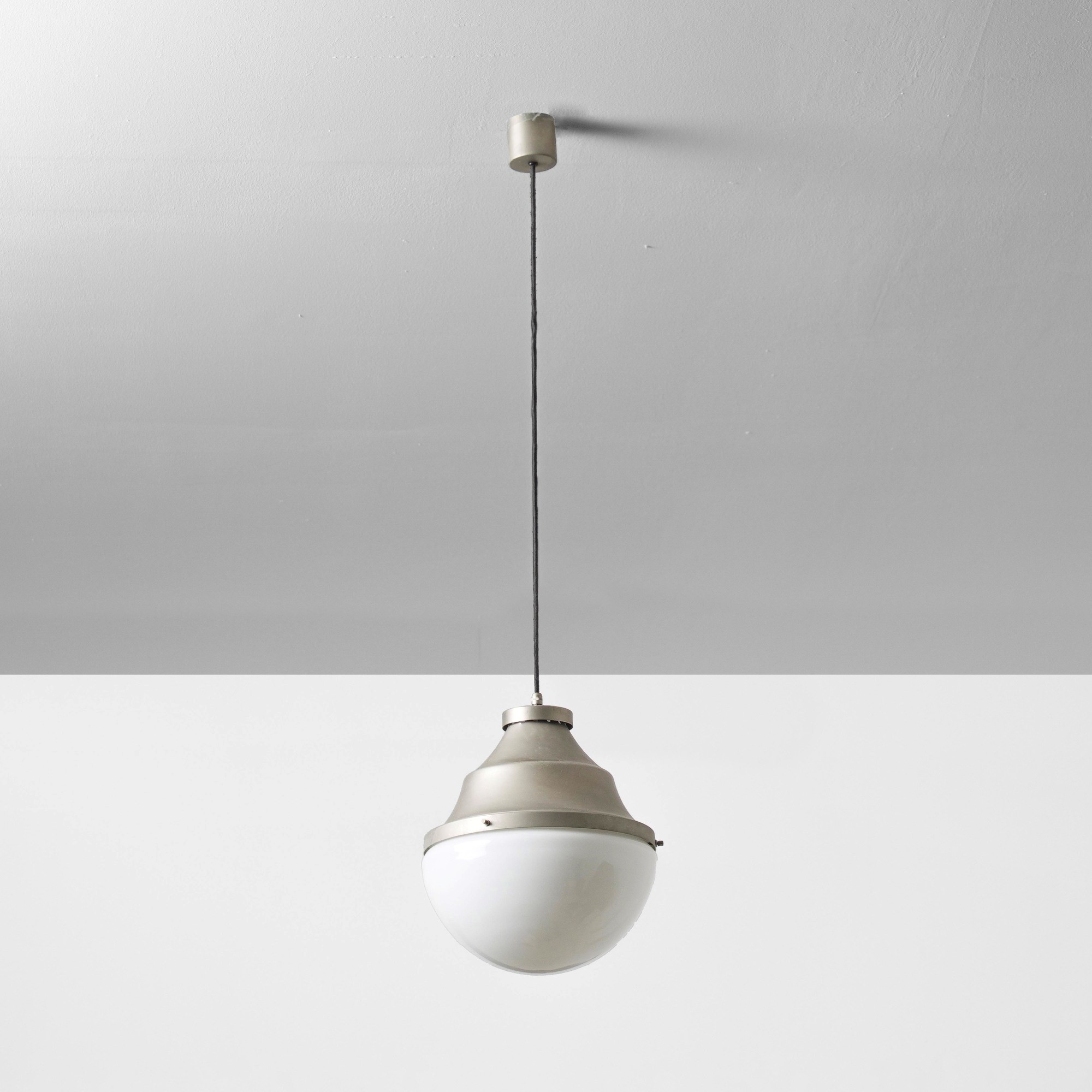 Lampade a sospensione, struttura in metallo e diffusori in vetro opalino (produzione italiana, ci...