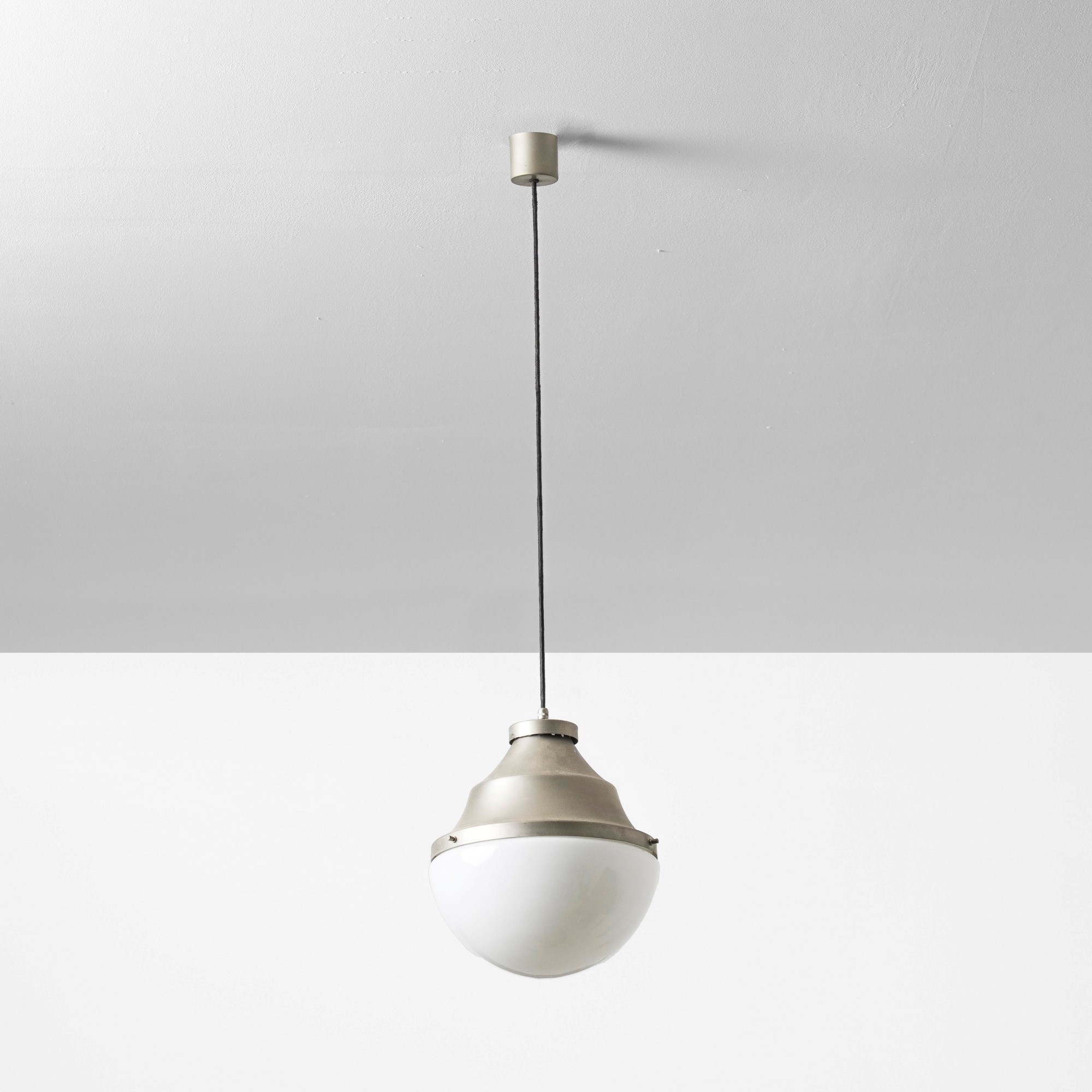 Lampade a sospensione, struttura in metallo e diffusori in vetro opalino (produzione italiana, ci...