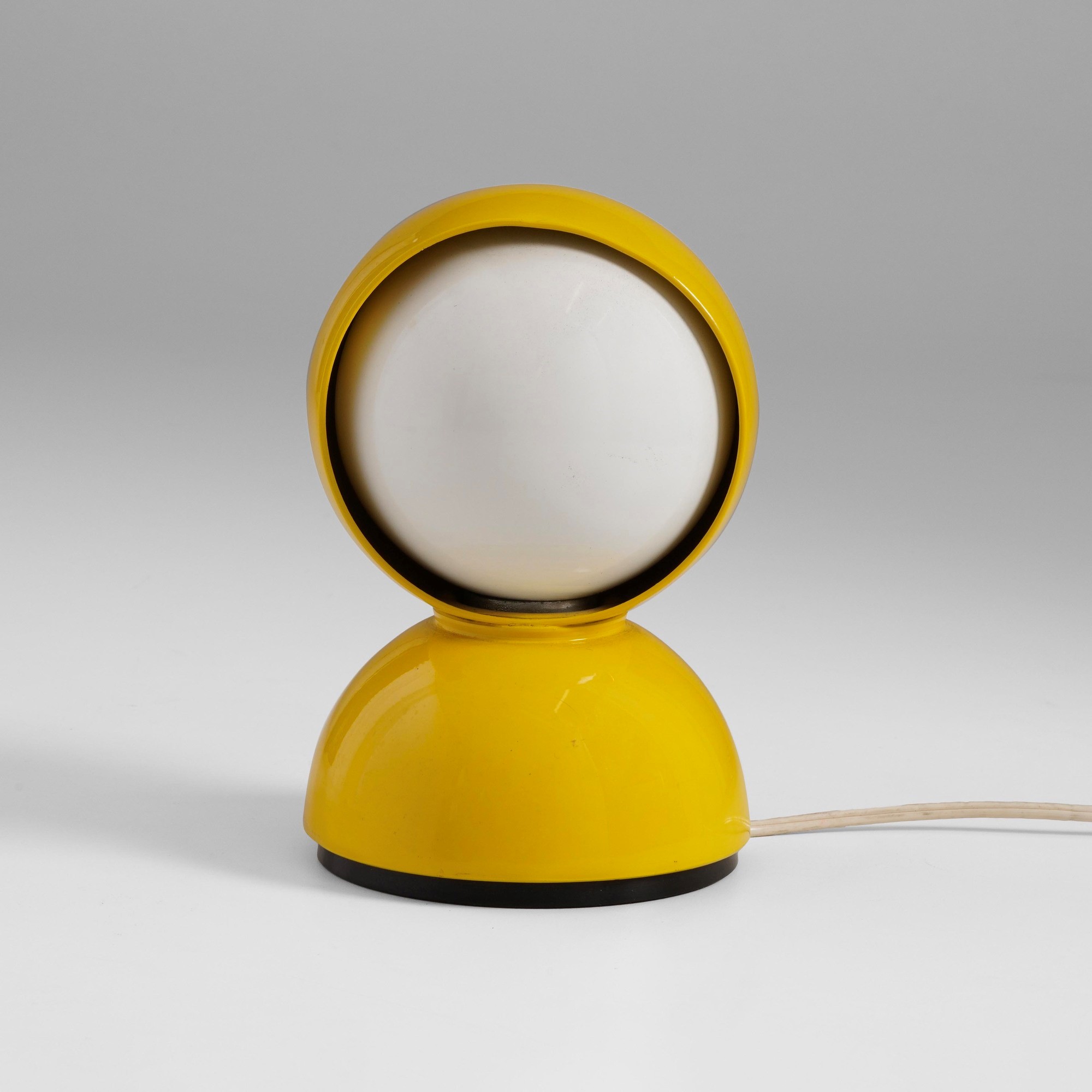 Vico Magistretti - Lampada da tavolo mod. Eclisse, metallo laccato, 1967