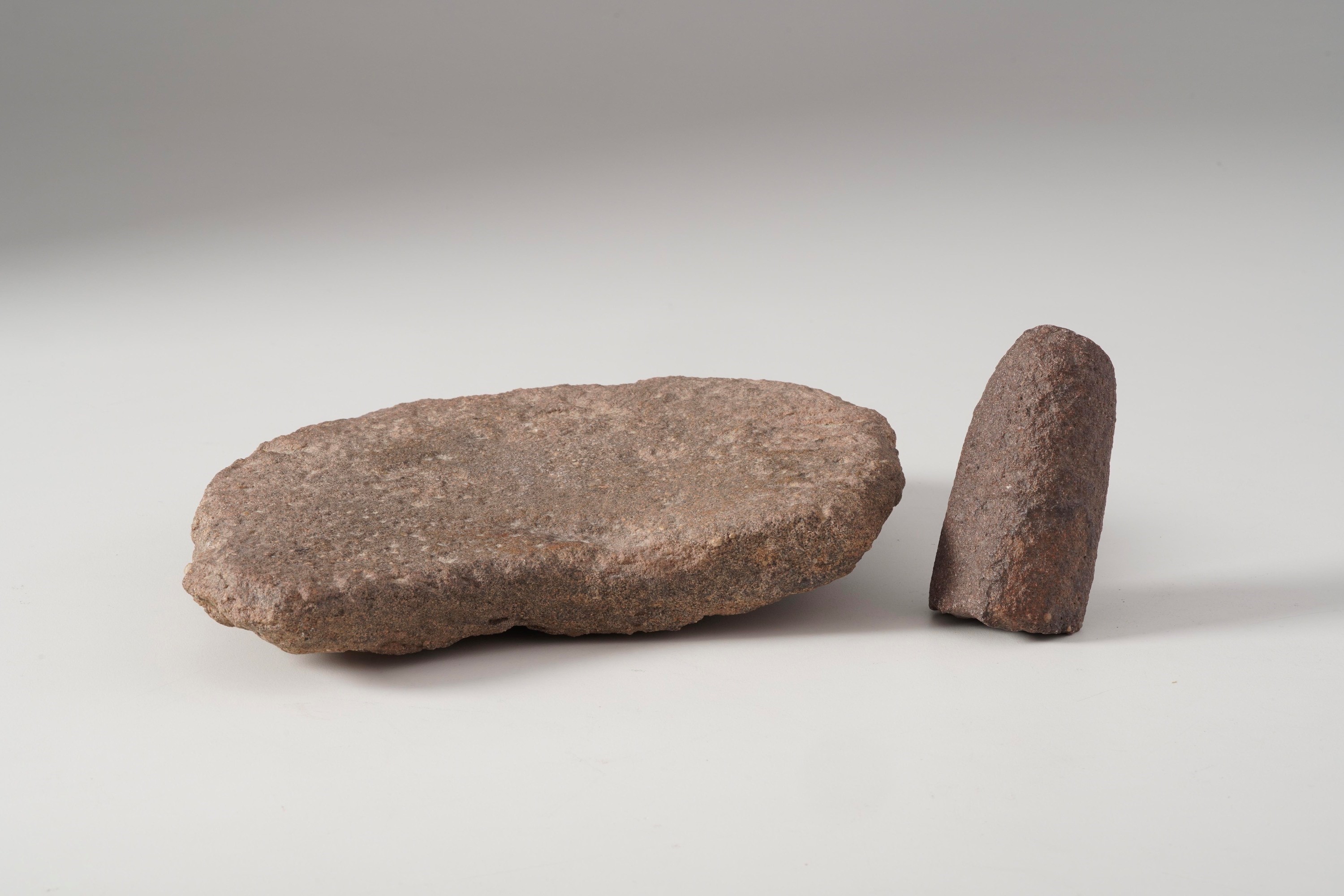 Macina con pestello in pietra, cm 24 x 24 x 4.5
