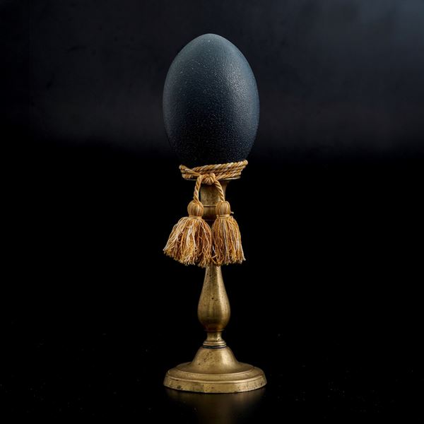 Grande uovo di Emu su base in metallo dorato