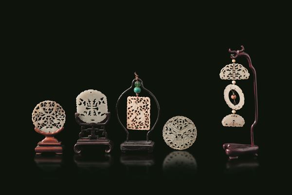Lotto composto da cinque placche in giada bianca e verde traforata, Cina, Dinastia Qing, XIX secolo