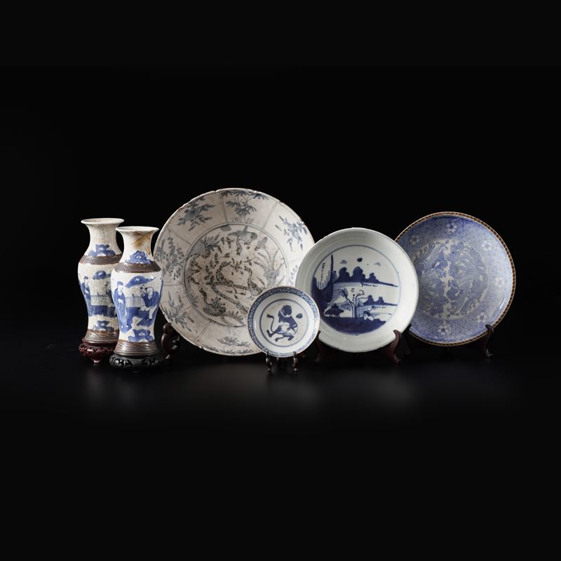 Quattro piatti con supporto e coppia di vasetti con supporto, ceramica dipinta. Arte orientale