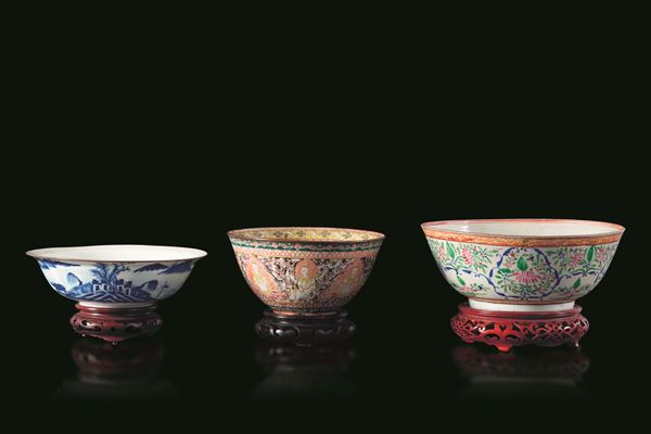 Lotto composto da tre ciotole in porcellana policroma, Tibet e Cina, XVIII e XIX secolo