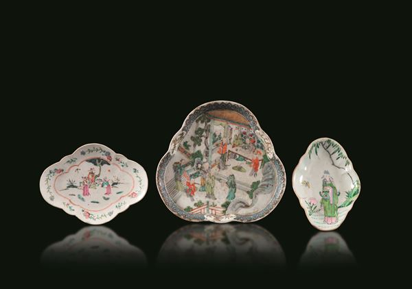 Lotto composto da tre ciotole sagomate in porcellana Famiglia Rosa e Famiglia Verde, Dinastia Qing, XVIII secolo