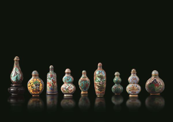 Lotto composto da nove snuff bottle in porcellana policroma, Cina, XX secolo