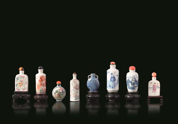Lotto composto da otto snuff bottle in porcellana policroma, Cina, Dinastia Qing, XIX secolo