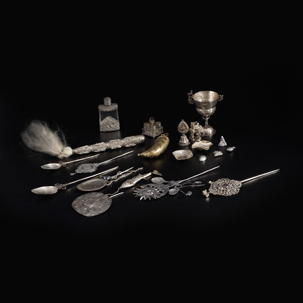 Sette spilloni decorativi e oggetti vari in stile orientale