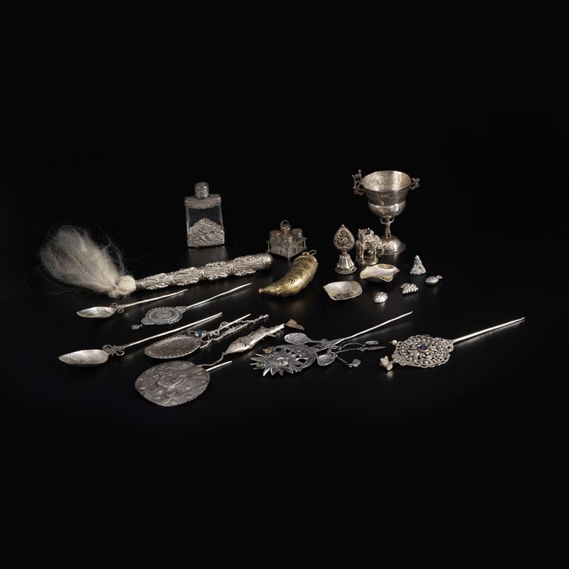 Sette spilloni decorativi e oggetti vari in stile orientale