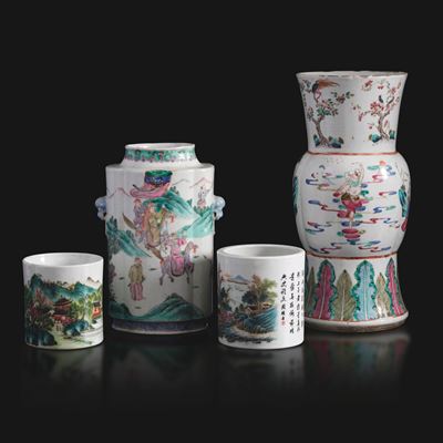 Cina, Vasi e accessori in porcellana decorata Famiglia Rosa, gruppo di quattro pezzi, XX secolo