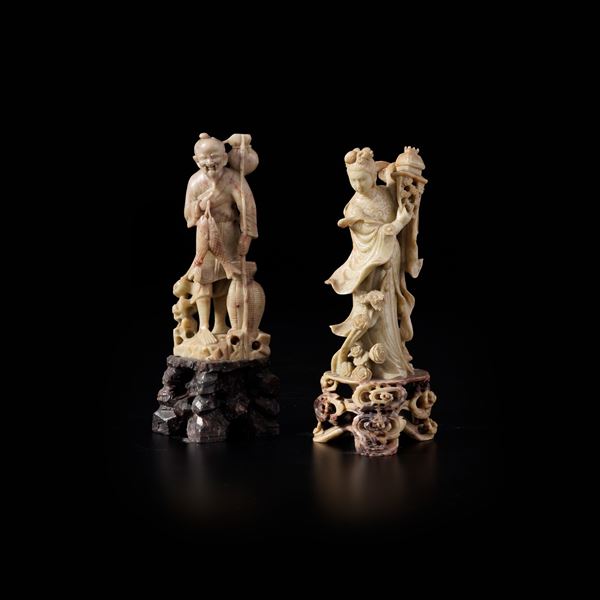 Lotto composto da 2 statuine orientali in pietra dura